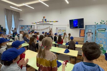 Copii participând la joc interactiv despre reciclare DEEE – ECOarena Iași