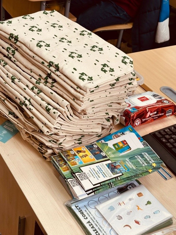 Copii rezolvând jocuri educative despre reciclare la atelierul ECOarena Iași