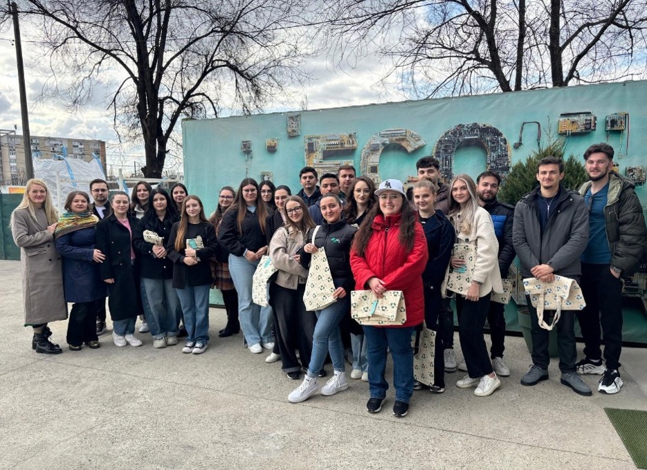Studenți Protecția Consumatorului Mediului Anul IV Grupa 2 vizită ECOarena Iași