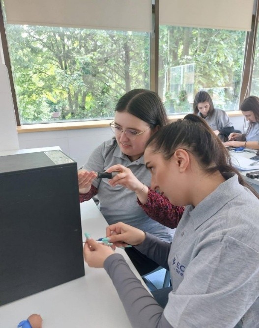Studenți USV Iași analizând echipamente electronice la workshopul EcoArena LAB