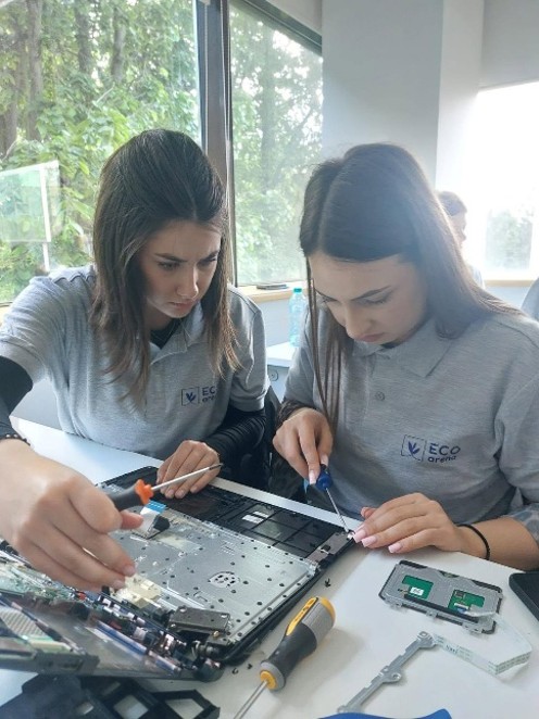 Studenți USV Iași analizând echipamente electronice la workshopul EcoArena LAB