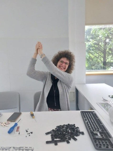 Studenți USV Iași analizând echipamente electronice la workshopul EcoArena LAB